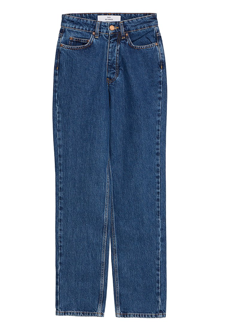 Niebieskie dżinsy o prostym kroju z pięcioma kieszeniami, mosiężnym guzikiem i kontrastującym przeszyciem. Posiadają klasyczny pas i starannie wykończone krawędzie.