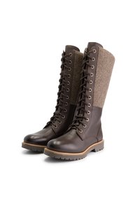 Bruine leren laarzen met een lange vilten schacht, vetersluiting en rubberen zool. Opmerkelijke kenmerken zijn de gestructureerde leren afwerking en contrasterende materialen.