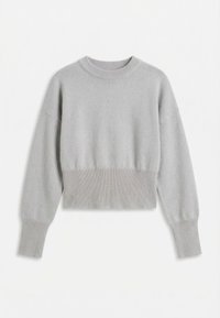 Pull en maille gris clair à manches longues, avec poignets côtelés, ourlet et col rond, posé à plat sur un fond blanc.