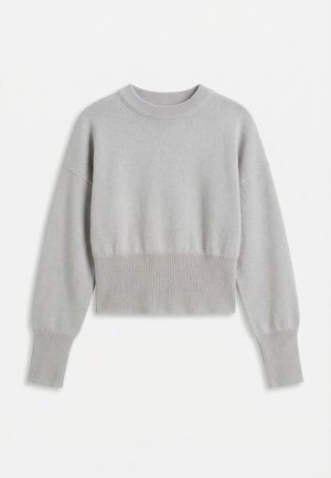 Ανοιχτό γκρι πλεκτό πουλόβερ με μακριά μανίκια, ριμπ μανσέτες, τελείωμα και στρογγυλό λαιμόκοψη, τοποθετημένο επίπεδα σε λευκό φόντο.