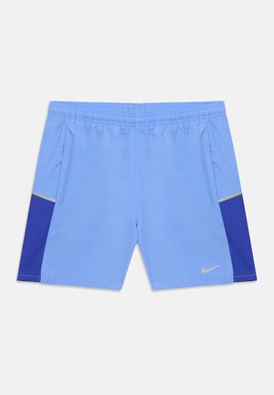Svijetloplave sportske kratke hlače s elastičnom trakom u struku, bočnim džepovima, tamnoplave perforirane ploče i reflektirajućim Nike znakom na lijevoj nozi.