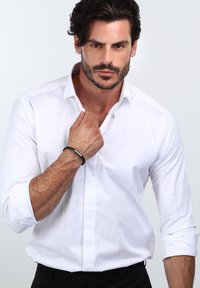 Witte overhemden met een klassieke kraag, lange mouwen opgerold bij de manchetten, een gladde textuur en een getailleerd ontwerp.