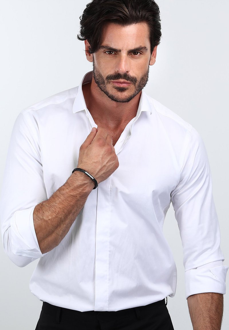 Witte overhemden met een klassieke kraag, lange mouwen opgerold bij de manchetten, een gladde textuur en een getailleerd ontwerp.