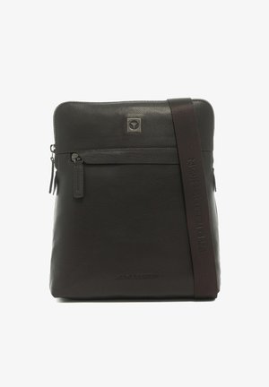 Zwarte leren crossbodytas met voorvak met rits, gegraveerde merknaam onderaan en verstelbare stoffen schouderband.