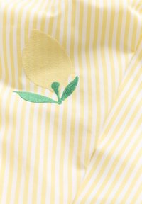 Sárga csíkos szövet hímzett citrommintával, zöld levelekkel. Lágy tapintású, sima felületű és finom mintakontrasztú.