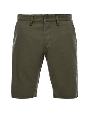 Shorts vert olive fabriqués en tissu de coton durable. Ils disposent d'une braguette zippée, d'une fermeture par bouton et d'un design de poches standard avec une texture lisse.