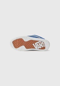 Blaue Turnschuhe mit weißen Akzenten und Gummisohle. Merkmale sind ein strukturiertes Grip-Muster und ein großes weißes "VANS"-Logo auf der Sohle.