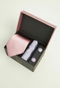 Next GIFT SET - Nosinaitė į švarko kišenę - light pink