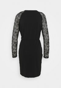 Černé šaty s dlouhými krajkovými rukávy, přiléhavým střihem, kulatým výstřihem a hladkým materiálem. Krajka má květinové vzory podél rukávů.