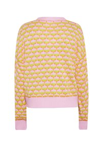 Różowy i żółty sweter z dzianiny, z geometrycznym wzorem, prążkowanymi mankietami i dołem, okrągłym dekoltem oraz rękawami o średniej długości.