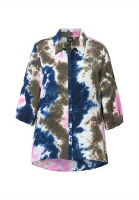 Camisa de cuello con patrón de tie-dye en colores verde, azul, rosa y blanco. Tiene botones en la parte delantera y mangas de tres cuartos.