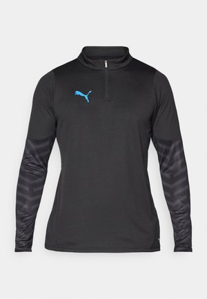Maglietta sportiva nera a maniche lunghe con colletto a tre quarti. Presenta un logo Puma blu sul petto e maniche testurizzate nere con motivo.