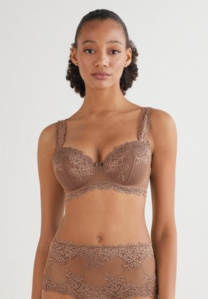 Soutien-gorge en dentelle brun avec des motifs floraux, tissu texturé, larges bretelles rembourrées, soutien-gorge à armatures et bords festonnés, associé à des culottes assorties.