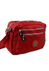 Rote Textil-Umhängetasche mit zwei Reißverschlussfächern, vorderem Logopatch und verstellbarem Tragegurt. Eigenschaften sind eine weiche, strukturierte Oberfläche.