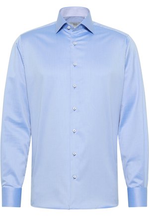 Lichtblauwe shirt met lange mouwen, gemaakt van een gladde stof. Voorzien van een klassieke kraag, knopen aan de voorkant en manchet met één knop. Subtiele glansafwerking.