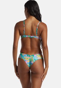 Pestrofarebný bikiny s tropickými listovými vzormi; nastaviteľné ramienka; elegantný strih; živé akcenty v tyrkysovej, ružovej a žltej farbe; hladká textúra.