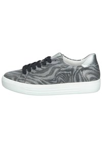 Baskets grises avec un motif de rayures zèbre, dotées d'une tige texturée, d'accents argentés, de lacets noirs et d'une semelle en caoutchouc blanche.