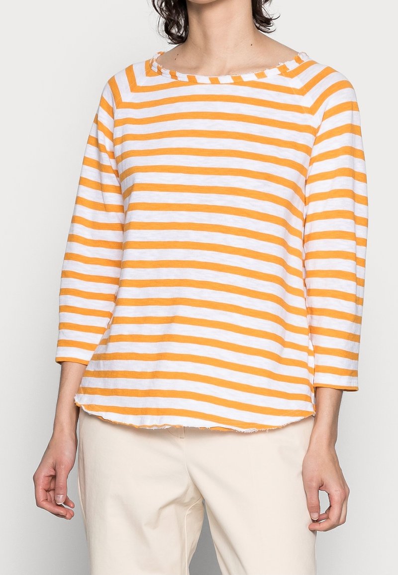 Gestreiftes Shirt in Orange und Weiß mit einem Bootsausschnitt und Dreiviertelärmeln, leicht ausgefranstem Saum und weichem, leichtem Stoff.