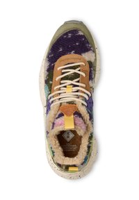 Sneaker multicolore avec une tige en laine texturée, des accents en cuir beige, des lacets jaunes et une semelle mouchetée ; doublure en peluche pour plus de confort.