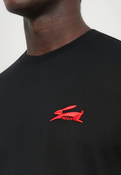 Sort bomulds t-shirt med et rødt broderet kaninlogo på venstre brystområde. Rund halsdesign med en glat tekstur.