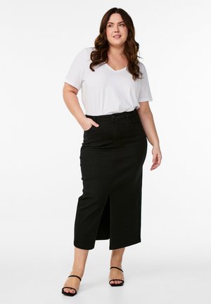 Schwarzer Jeansrock mit Schlitz vorne, hoher Taille und Gürtelschlaufen. Kombiniert mit einem weißen V-Ausschnitt-T-Shirt und schwarzen Riemchensandalen.