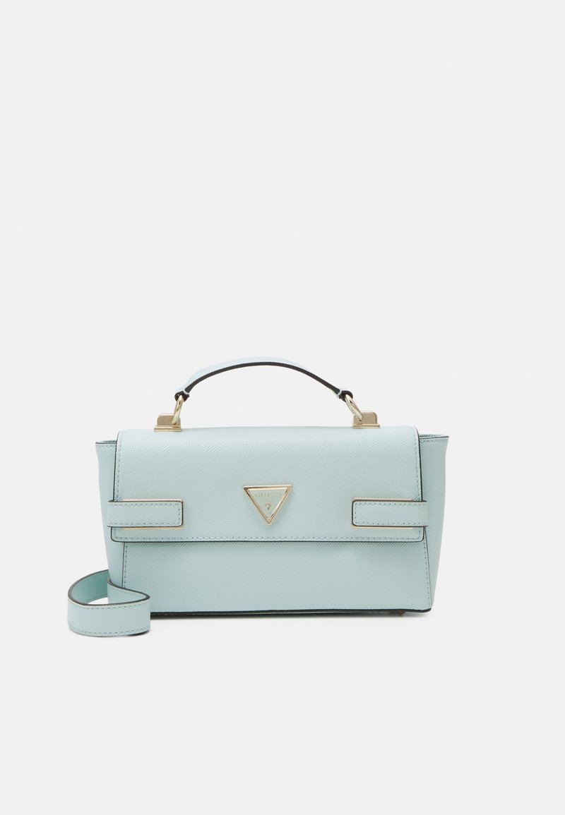 Sac à main rectangulaire bleu clair avec poignée supérieure, bandoulière amovible et logo triangulaire doré sur le rabat avant.