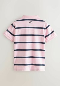 Polo rose à manches courtes avec des rayures horizontales noires et un petit logo en patch sous le col au dos.