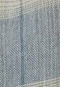 Textilstoff mit einem blauen und grauen diagonalen Webmuster, das eine weiche Textur und sichtbare Fadenlinien aufweist und einen dezenten Glanz bietet.