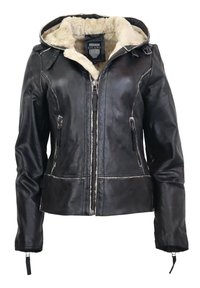 Schwarze Lederjacke mit einer mit Kunstfell gefütterten Kapuze, Reißverschluss vorne, zwei Seitentaschen und kontrastierenden weißen Nähte.