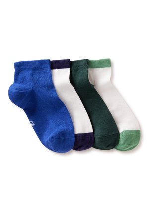 Vier paar enkelsokken in blauw, wit met marineblauwe teen, groen en wit met groene teen, naast elkaar gelegd op een witte achtergrond.