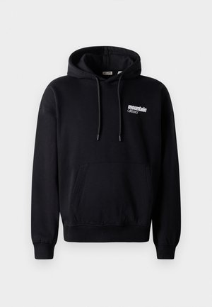 Czarna bluza z kapturem wykonana z bawełny, z przednią kieszenią, kapturem ze sznurkiem i białym logo "góry" na lewej piersi. Miękka w dotyku.