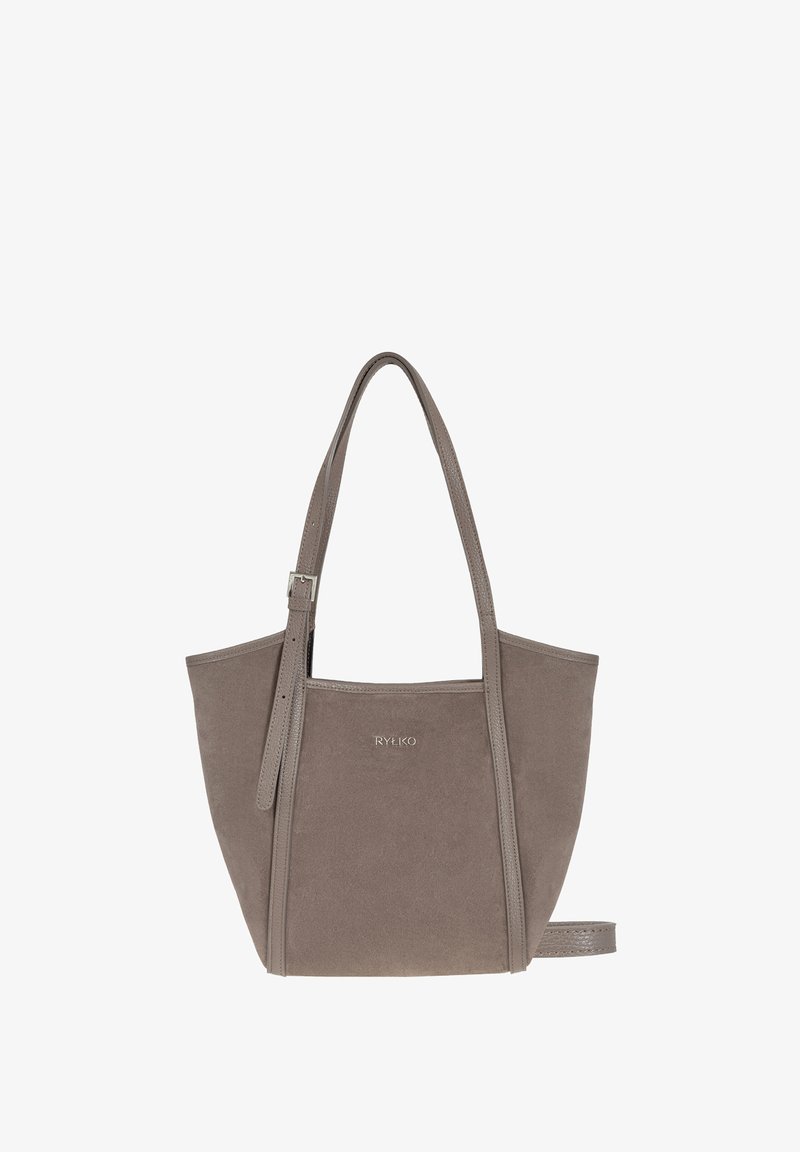 Sac fourre-tout en daim taupe avec une longue bandoulière réglable et un logo « RYŁKO » embossé sur le devant.