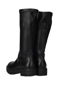 Zwarte kniehoge laarzen van soepel leer met een dikke rubberen zool, voorzien van een zijrits en een ronde neus.