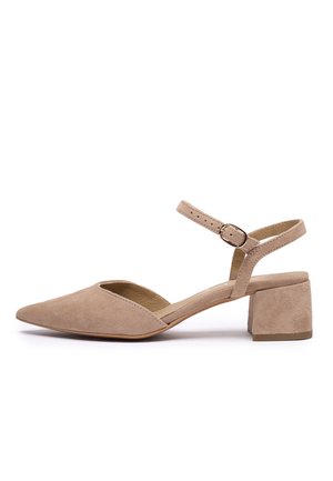 Nude zamszowy but na obcasie typu slingback z zaostrzonym noskiem, niskim grubym obcasem oraz regulowanym paskiem wokół kostki z okrągłą klamrą.