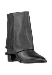 Czarne botki za kostkę z końcówką w szpic, wykonane z gładkiej sztucznej skóry. Złożony design z dwoma dekoracyjnymi guzikami po boku. Słupkowy obcas.