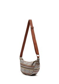 Borsa a spalla con motivo geometrico in blu, arancio e crema. Presenta una tracolla in tessuto marrone regolabile e una superficie morbida e textured.