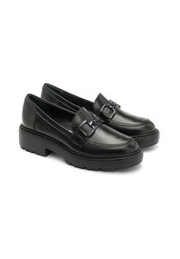 Czarne skórzane mokasyny z grubą podeszwą, z ozdobną metalową klamrą na cholewce i gładką fakturą.