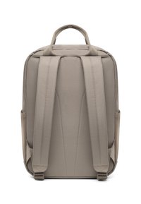 Zaino grigio con spallacci imbottiti, manico superiore e texture di tessuto liscia caratterizzato da cuciture rinforzate e design minimalista.