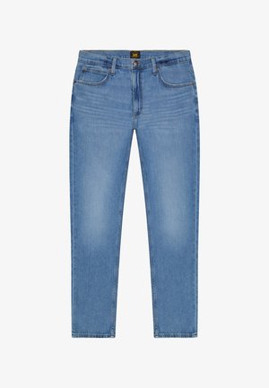 Világoskék, egyenes szárú farmernadrág öt zsebbel és gombos záródással, enyhén kifakult hatással, valamint Lee márkajelzéssel az övpánton.