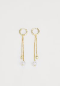 Boucles d'oreilles en or en forme de hoop avec une chaîne, mettant en avant des perles de culture blanches et un petit accent en or en forme de goutte. Texture métallique lisse, design épuré.