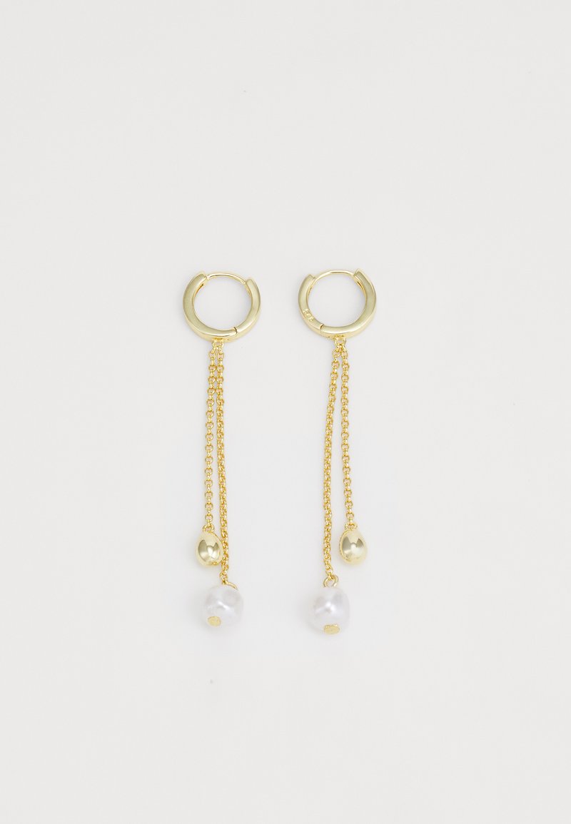 Boucles d'oreilles en or en forme de hoop avec une chaîne, mettant en avant des perles de culture blanches et un petit accent en or en forme de goutte. Texture métallique lisse, design épuré.