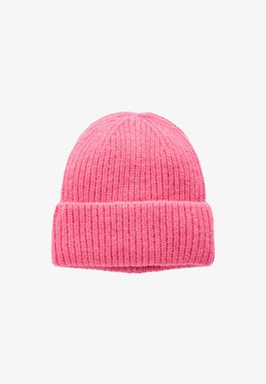 Pink strikket hue med ombukket kant, lavet af tykt, ribbet garn mod en hvid baggrund.