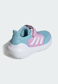 Jasnoniebiesko-różowy but sportowy z oddychającą siateczkową cholewką, regulowanym paskiem oraz białą podeszwą Cloudfoam z teksturowanymi detalami.