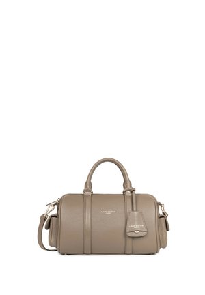 Sac à main en cuir couleur taupe avec doubles poignées, bandoulière amovible, poches latérales et petite étiquette frontale embossée du nom de la marque Lancaster Paris.