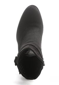 Botín de tela negra hasta el tobillo con punta afilada y textura suave. Cuenta con una cremallera lateral y un pequeño acento decorativo en el lado externo.