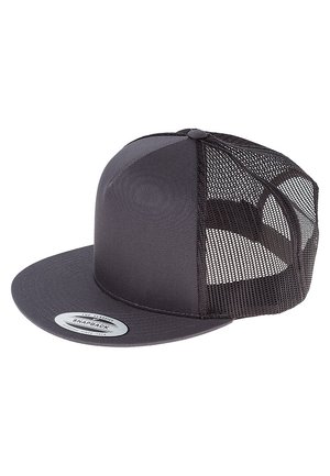 Gorra snapback negra con visera plana, con un panel frontal sólido y parte trasera de malla. Incluye una pegatina redonda del logo en la visera.