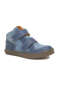Scarpa alta in suede e pelle blu con due cinturini regolabili in Velcro, suola in gomma marrone e accento arancione sul tallone.