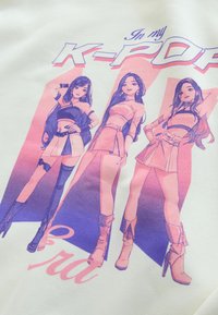 Trois femmes animées en tenues élégantes et bottes hautes posent avec assurance, avec le texte "Dans mon ère K-POP" en tons roses et violets au-dessus.