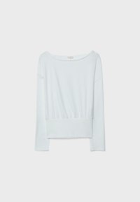 Biała bluzka z długim rękawem, szerokim dekoltem, marszczonym paskiem w talii i luźnym krojem, przedstawiona na jednolitym tle.