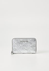 Cartera de cuero plateada con textura arrugada y patrón de logo "MK" en relieve. Cierre con cremallera y acentos metálicos en la parte frontal.